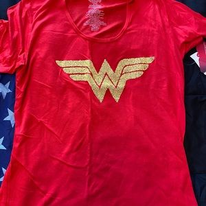 NWT ladies junior size M Wonder Women tee with cape!!